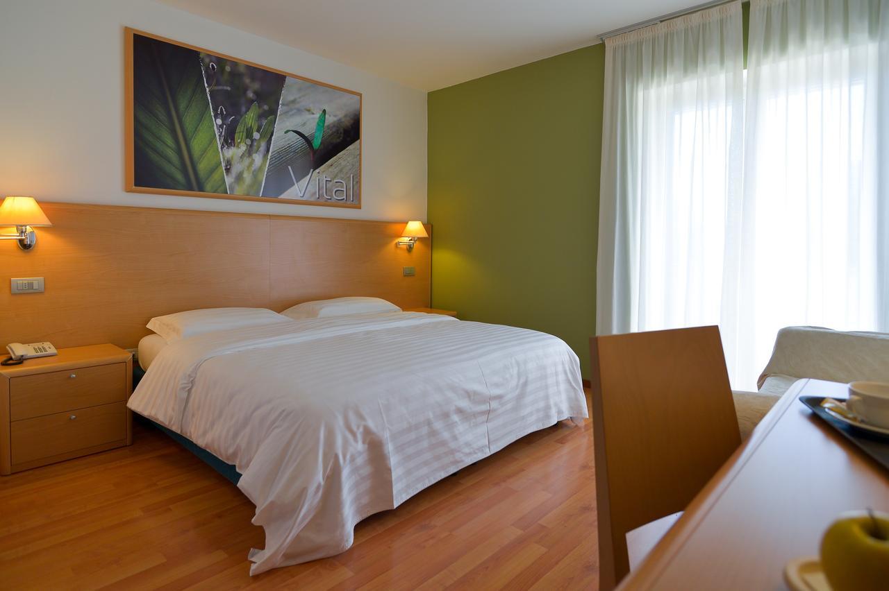 Hotel Flora Comano Terme Buitenkant foto