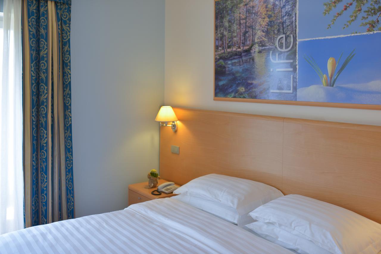 Hotel Flora Comano Terme Buitenkant foto