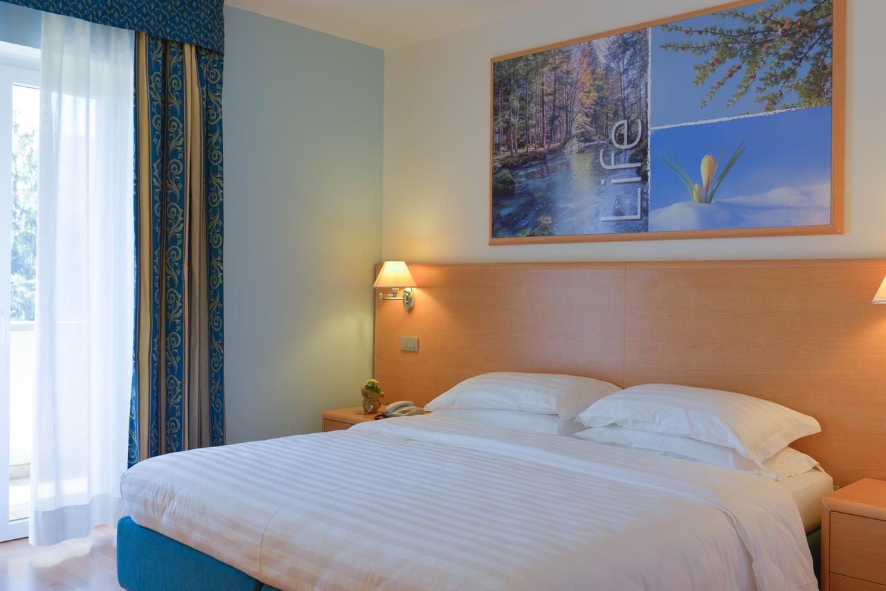 Hotel Flora Comano Terme Buitenkant foto