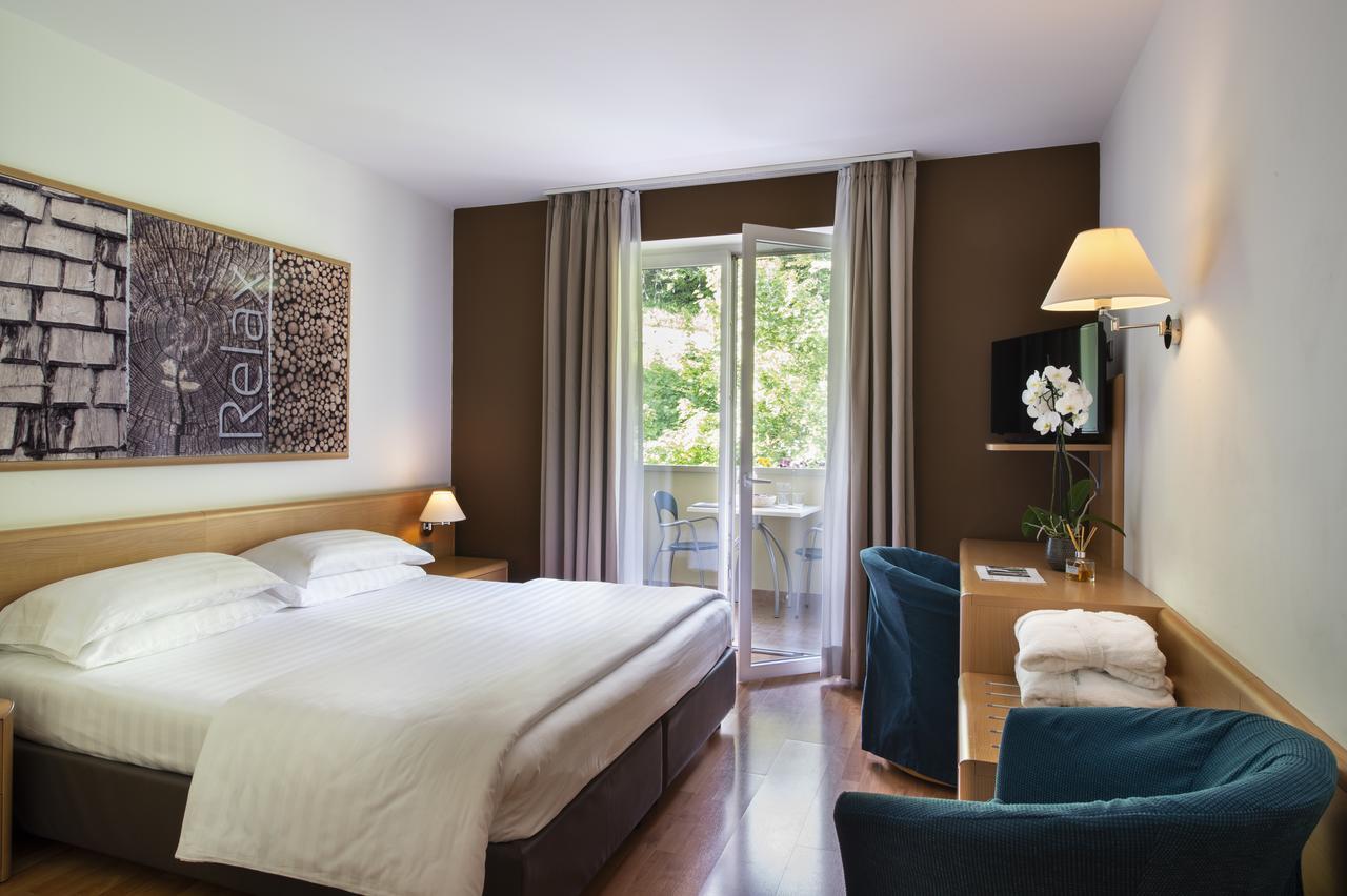 Hotel Flora Comano Terme Buitenkant foto